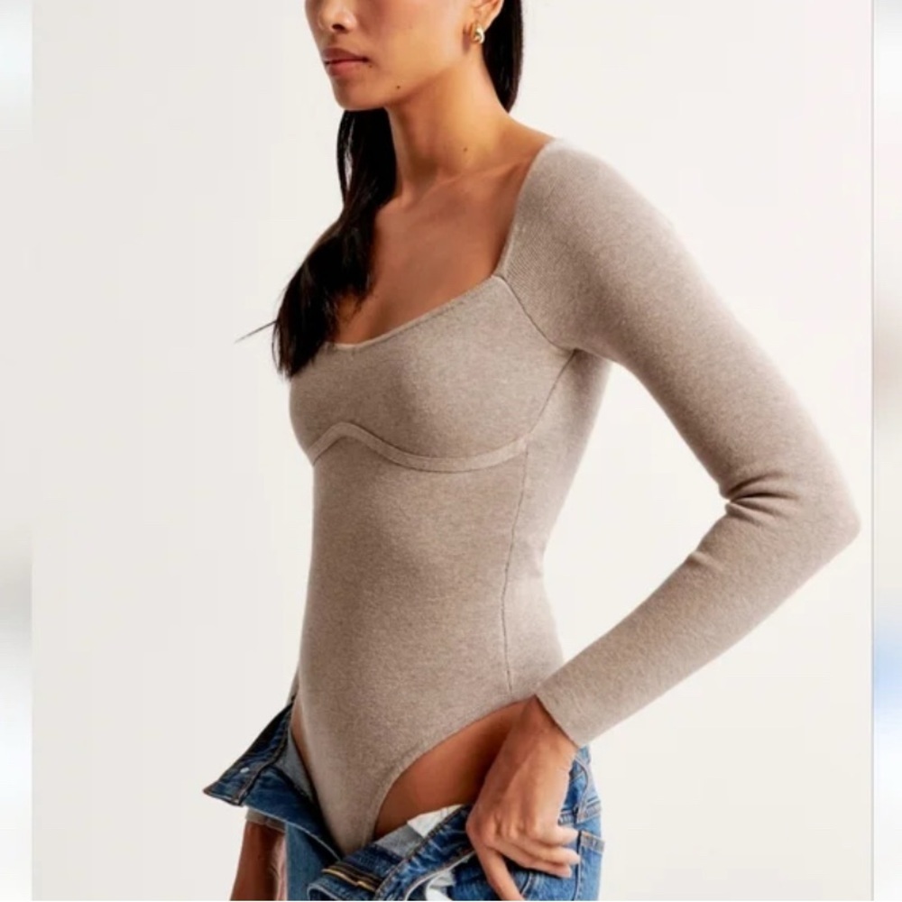 Abercrombie & Fitch Sweetheart knit  
Taupe Long Sleeve Bodysuit minimalist